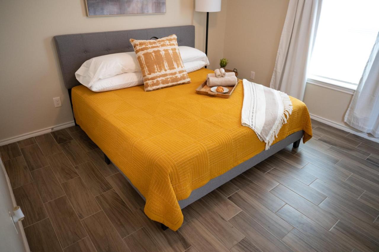 Fabulous King Size Bed In A Gated Neighborhood! Lägenhet Edinburg Exteriör bild