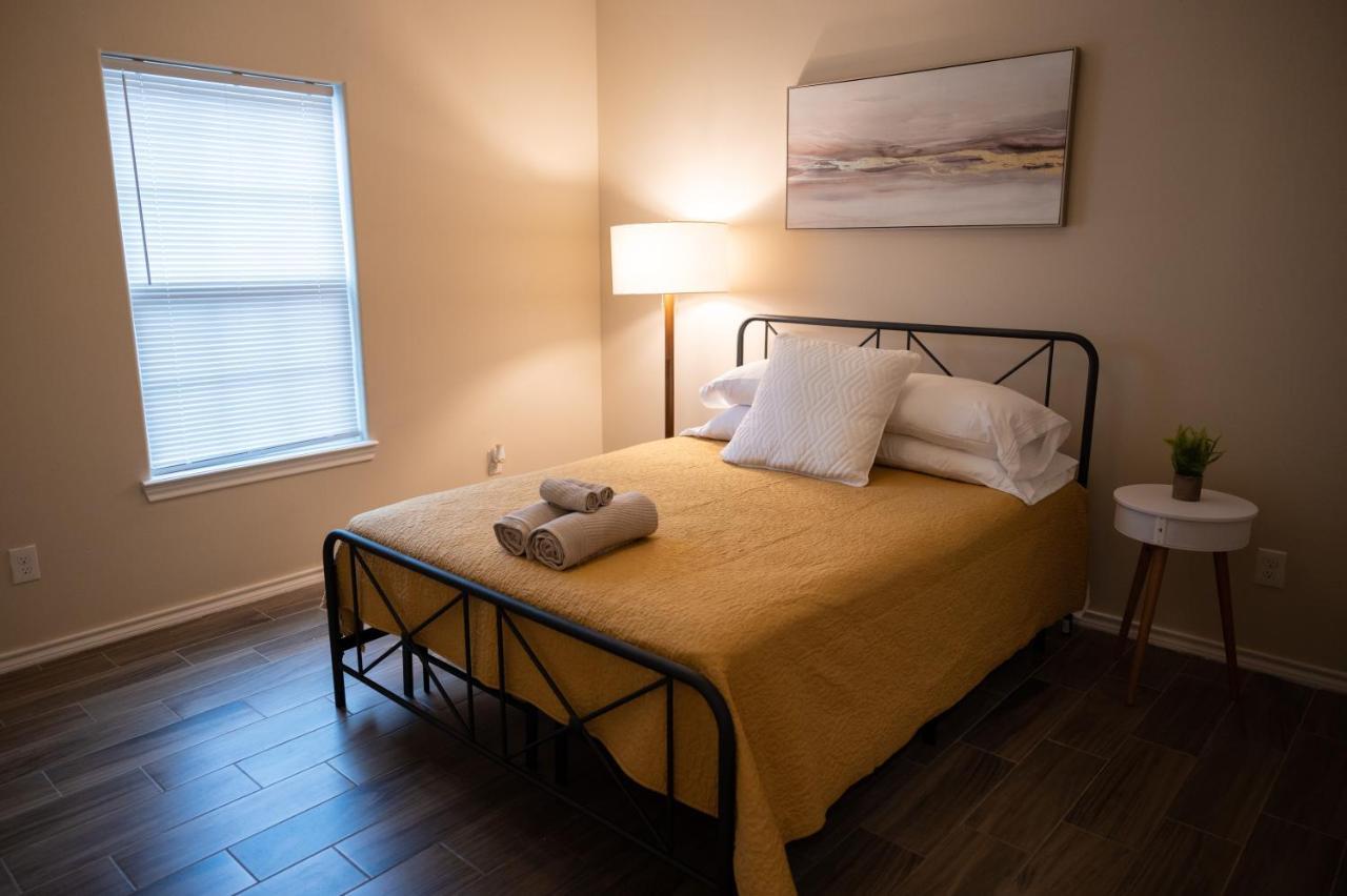 Fabulous King Size Bed In A Gated Neighborhood! Lägenhet Edinburg Exteriör bild